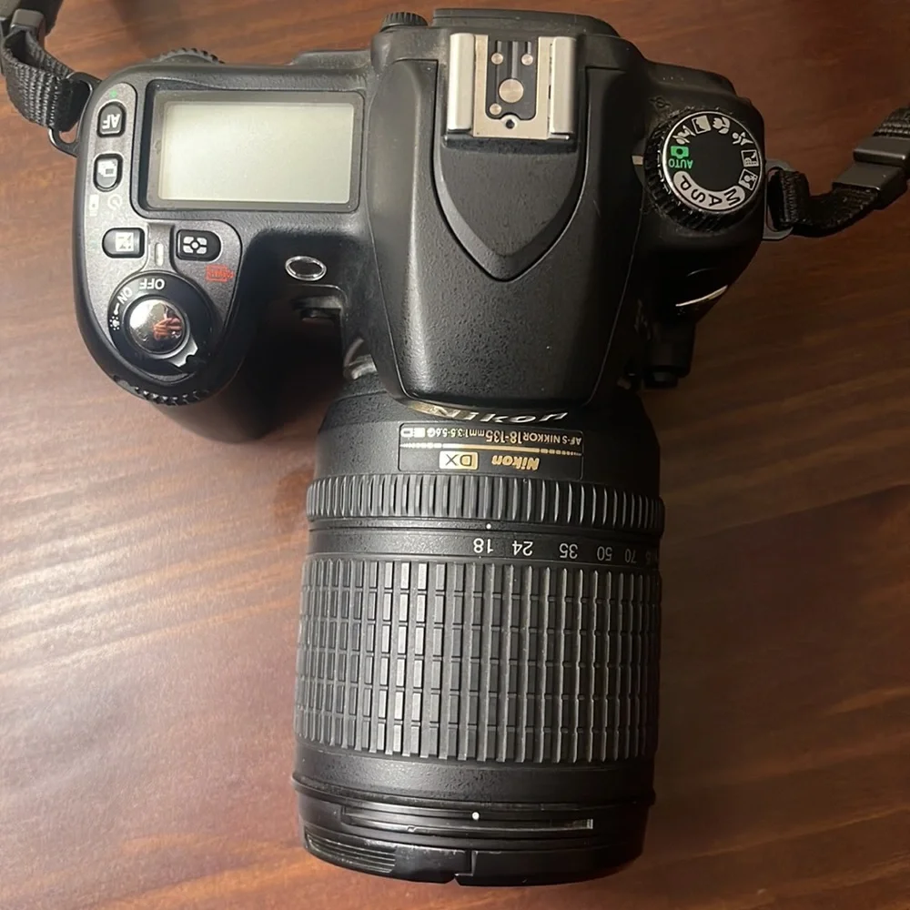 Nikon D80 w/ AF-S DX Nikkor 18-135mm G 10.2 MP DSLR Z+ battery and charger